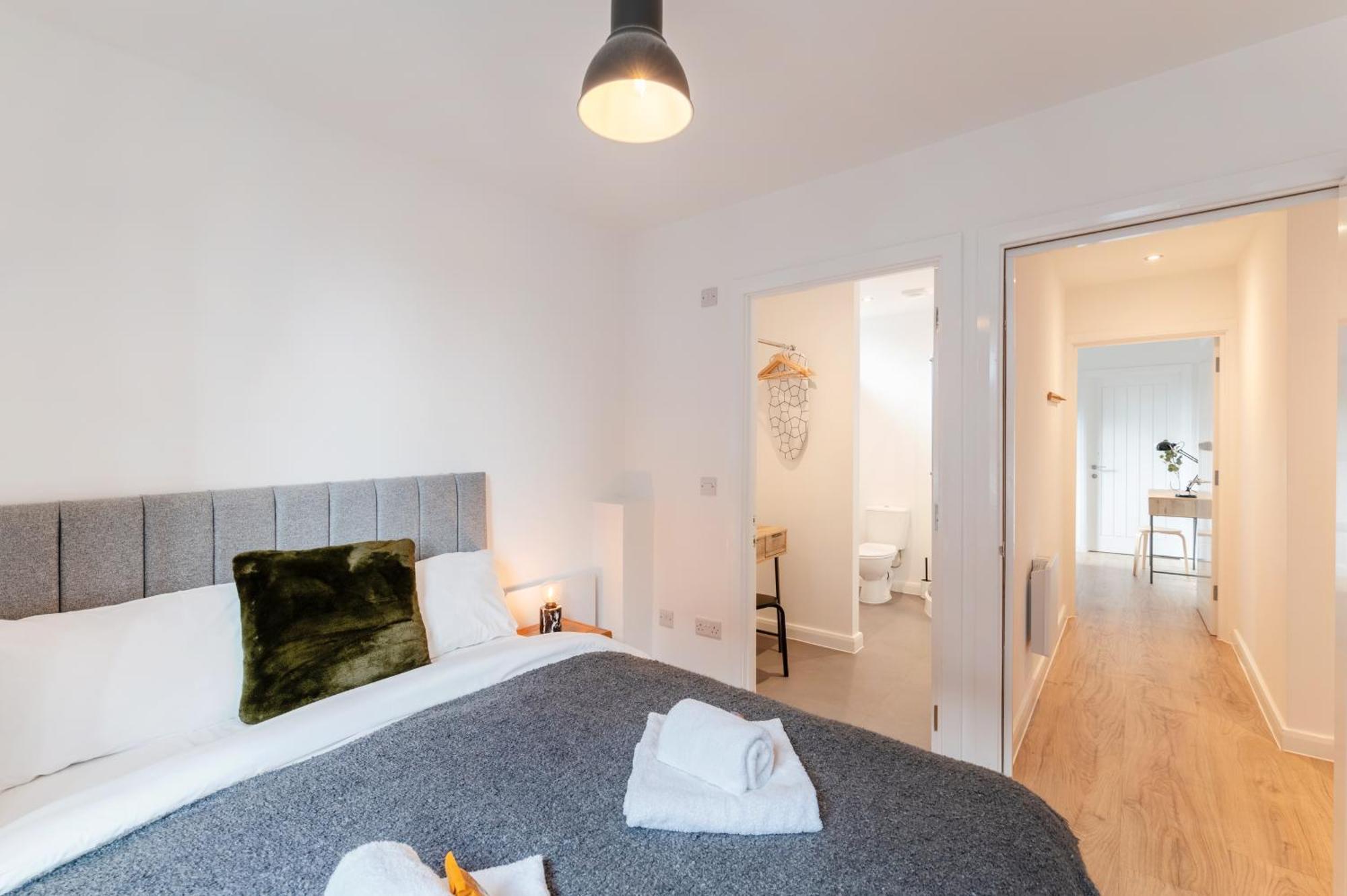 123 Queen Street - Crowd Luxury *