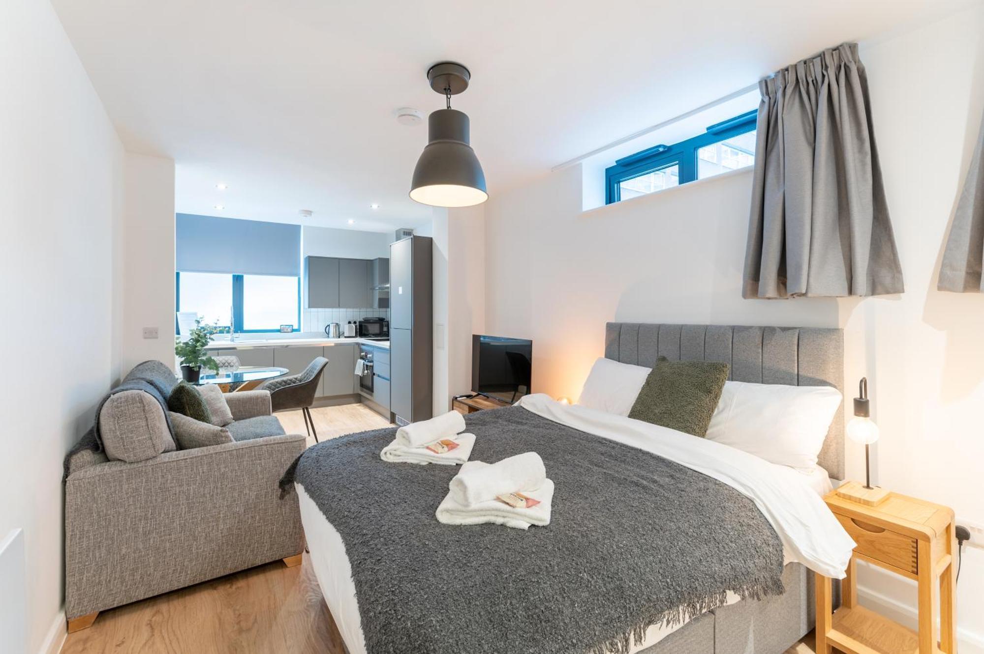 123 Queen Street - Crowd Luxury *